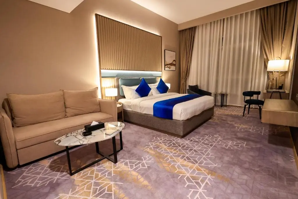 اتاق خانوادگی با تخت کینگ و مبل تخت‌خواب‌شو در هتل Best Western Premier M Four دبی